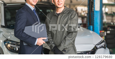 A male employee in the pit of a repair shop (auto repair shop, private vehicle inspection center, staff) 128179680