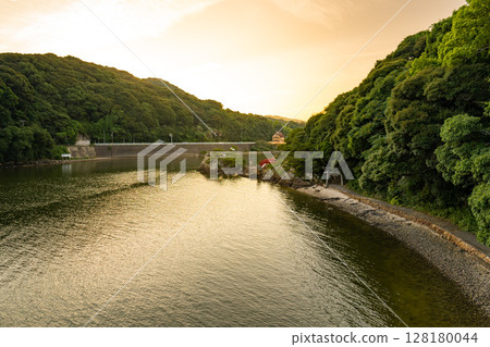 靜岡縣濱松市三日町濱名湖豬鼻湖神社的日落 128180044