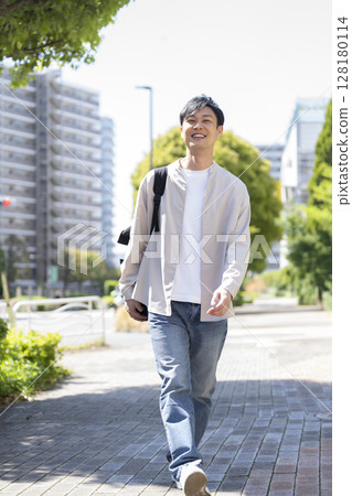 一名 40 多歲的男子走在街上 一名 40 多歲的男子走在街上 128180114