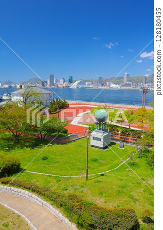 Kobe Minato Jinjinkan，神戶港風景和新鮮的綠色六甲山（來自Port Island North Park） 128180455