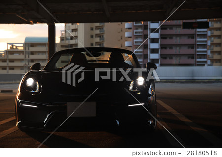 閃亮的黑色敞篷車 128180518