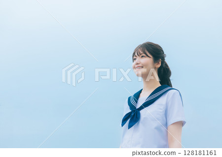 一名穿著夏裝的高中女生仰望天空 128181161