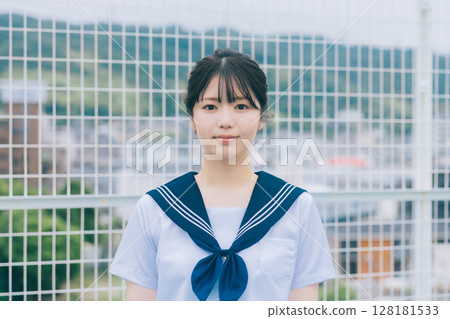 站在屋頂上的女高中生 128181533