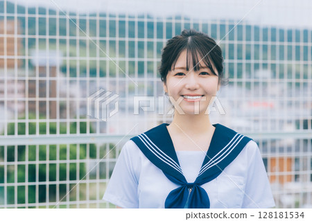 站在屋頂上的女高中生 128181534