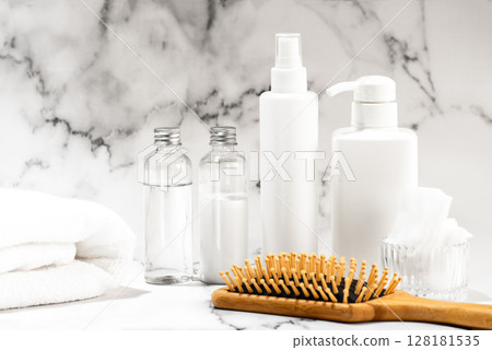 大理石背景上排列的化妝品瓶 128181535