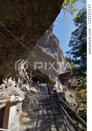 羅漢寺入口:羅漢、1000尊地藏菩薩像以及寺門 羅漢寺入口:羅漢、1000尊地藏菩薩像以及寺門 128181547