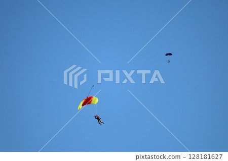 (Saitama, Okegawa Airport) Skydivers flying in the sky 128181627