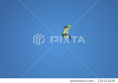(Saitama, Okegawa Airport) Skydivers flying in the sky 128181636