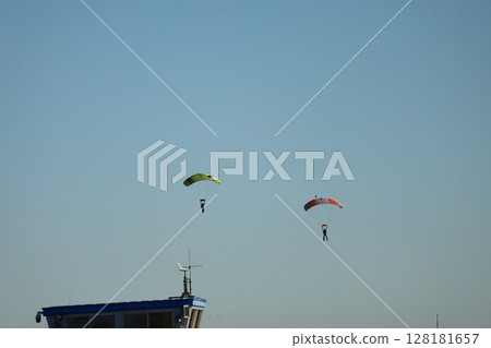 (Saitama, Okegawa Airport) Skydivers flying in the sky 128181657