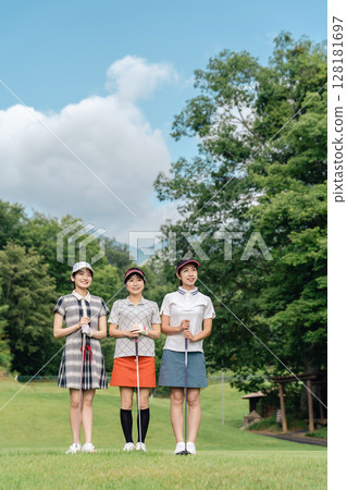 高爾夫球場上的女高爾夫球手（球場首秀、女高爾夫球手、高爾夫課程） 128181697