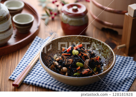 Colorful simmered hijiki seaweed: a classic Japanese side dish 128181928
