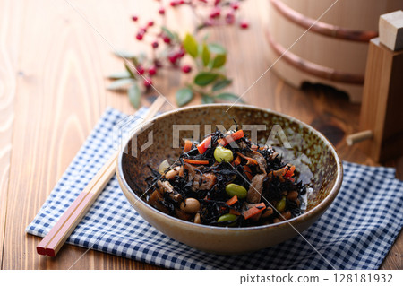 Colorful simmered hijiki seaweed: a classic Japanese side dish 128181932