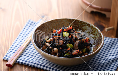 Colorful simmered hijiki seaweed: a classic Japanese side dish Colorful simmered hijiki seaweed: a classic Japanese side dish 128181935