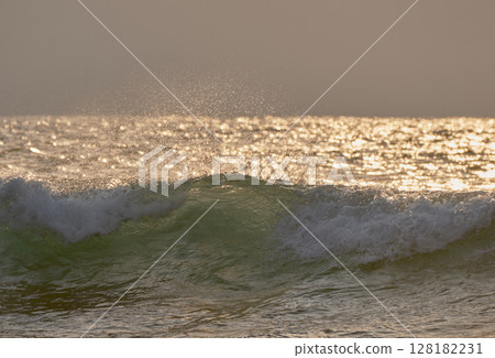 黃昏時分日本海的波濤洶湧 128182231