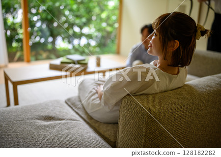 放鬆的夫婦 128182282