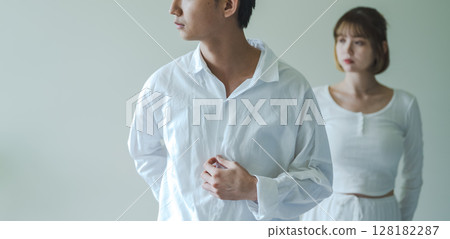 Portrait of a man and woman 128182287