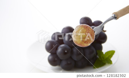 Fruits_Juicy Kyoho grapes 128182302