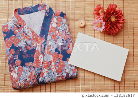 Flat lay of yukata, message card and summer flowers 128182617