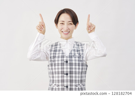女性辦公室職員指向白色背景 128182704