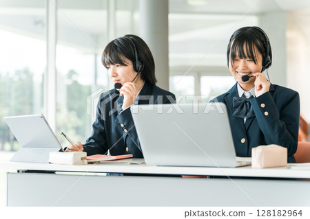 小學、國中、高中學生配戴對講機和耳機上課（ICT教育、電子學習） 128182964