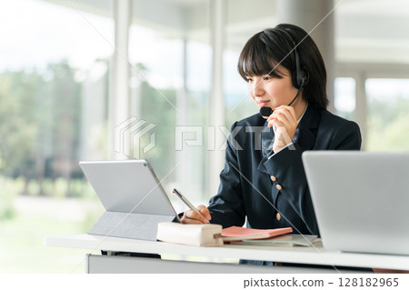 小學、國中、高中學生配戴對講機和耳機上課（ICT教育、電子學習） 128182965