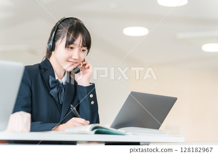 小學、國中、高中學生配戴對講機和耳機上課（ICT教育、電子學習） 128182967