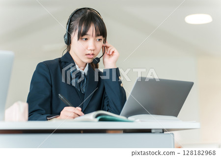 小學、國中、高中學生配戴對講機和耳機上課(ICT教育、電子學習) 小學、國中、高中學生配戴對講機和耳機上課(ICT教育、電子學習) 128182968