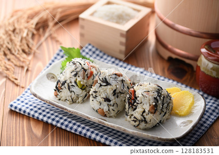 羊棲菜飯糰：營養健康的日本飯糰 128183531