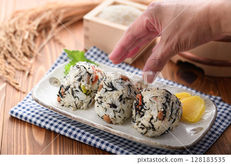 Hijiki rice balls: A nutritious and healthy Japanese rice ball 128183535