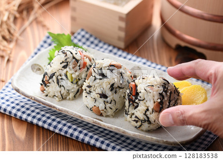 羊棲菜飯糰：營養健康的日本飯糰 128183538