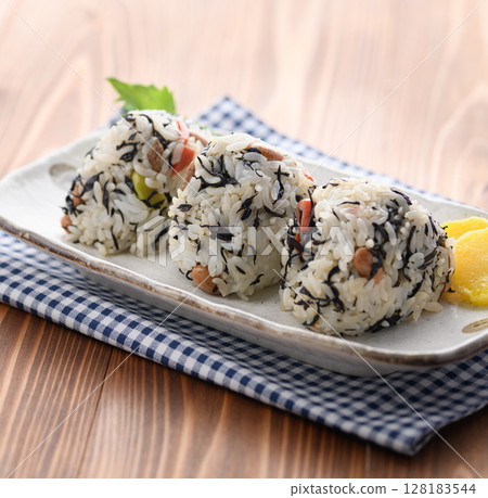 Hijiki rice balls: A nutritious and healthy Japanese rice ball 128183544