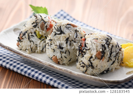 Hijiki rice balls: A nutritious and healthy Japanese rice ball 128183545