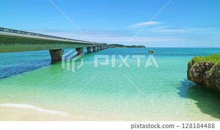 延伸至蔚藍大海的池間大橋與池間島 延伸至蔚藍大海的池間大橋與池間島 128184488