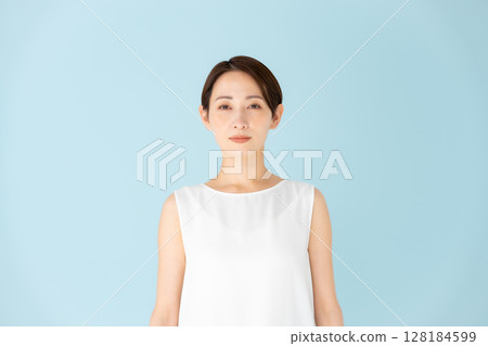 Woman casual portrait 128184599