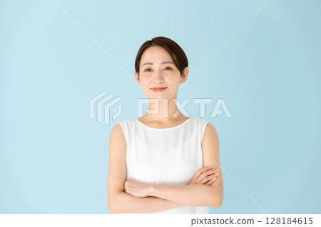 Woman casual portrait arms crossed 128184615