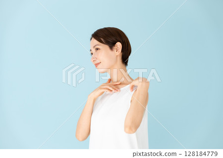 女士休閒美胸 128184779