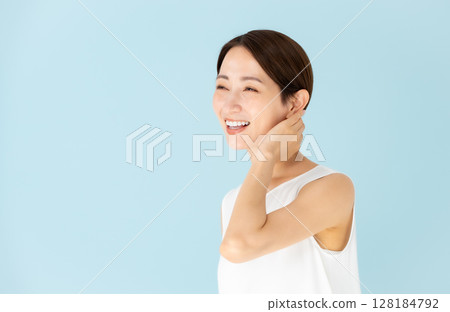 Women's casual beauty hair care 128184792