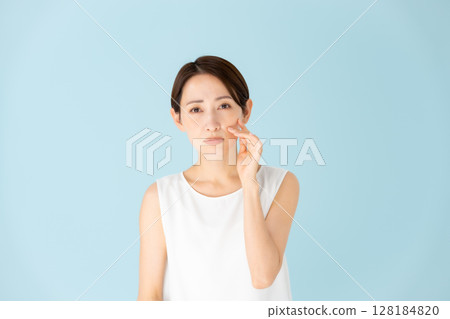 Woman, casual, skin care, worries 128184820