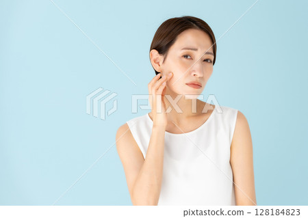 Woman, casual, skin care, worries 128184823