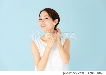 Women's casual hair care 128184869