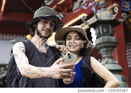 入境遊客在日本享受觀光 128185167