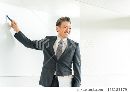 Presentation, businessman giving a speech, school class, teaching at a cram school, teacher teaching, lecturer, teacher Presentation, businessman giving a speech, school class, teaching at a cram school, teacher teaching, lecturer, teacher 128185179