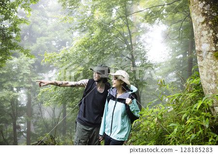 徒步旅行的遊客夫婦 128185283