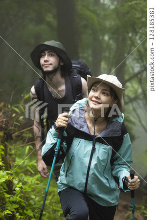 Trekking tourists 128185381