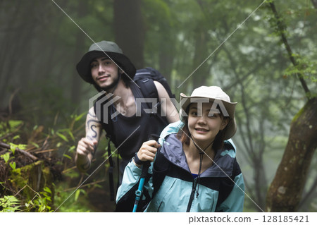 Trekking tourists 128185421