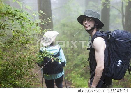 Trekking tourists 128185424