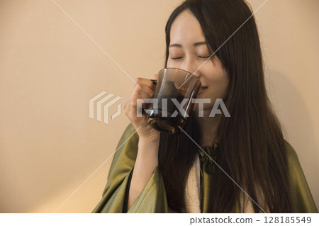 一位女士正在用艾蒿蒸汽浴補充水分 一位女士正在用艾蒿蒸汽浴補充水分 128185549