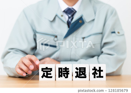 準時下班的人群和穿著工作服的中年男性商人 128185679