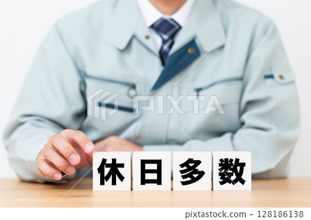 中年男性商人穿著工作服,戴著許多帽子度假 中年男性商人穿著工作服,戴著許多帽子度假 128186138