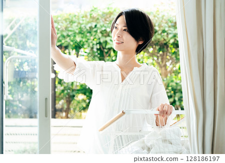 掛衣服的女人 掛衣服的女人 128186197